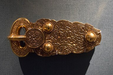Anglo-Saxon belt buckle from Sutton Hoo with a niello interlace pattern, 7th century, gold, British Museum[103]