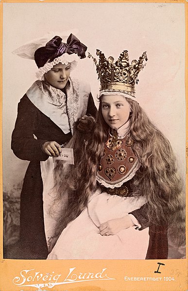 File:Brud fra Hardanger og kone fra Sogn, 1904.jpg