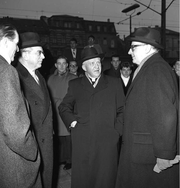 File:Bundesarchiv B 145 Bild-F007416-0008, Bahnhof Bonn, Verabschiedung Apostolischer Nuntius.jpg