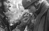 Dois soldados alemães fumando.