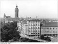 Wohnhochhaus (Anschrift: Universitätsstraße 20) in geschlossener Bebauung in Ecklage sowie angrenzende Wohnhäuser (Anschrift: Schillerstraße 7 und Universitätsstraße 18) in geschlossener Bebauung