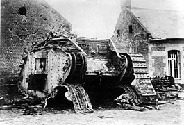 Un char Mark IV détruit, non loin de Cambrai (1917).