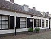 Dwarshuis met zadeldak, vermoedelijk gebouwd op de stadsmuur