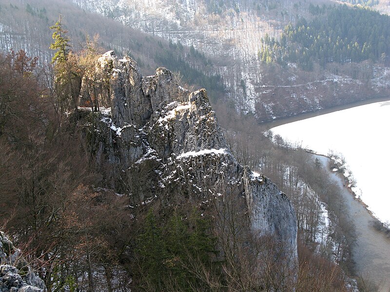 File:Burg Hahnenkamm, Ansicht aus südöstlicher Richtung.jpg