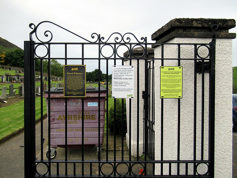 File:Bynehill Cemetery 07.jpg