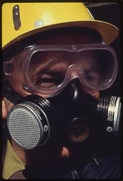 File:CLOSEUP OF THE FACE MASK WORN BY AN INSPECTOR FROM THE ENVIRONMENTAL PROTECTION AGENCY AS HE CHECKS PESTICIDES AT THE... - NARA - 555264.jpg