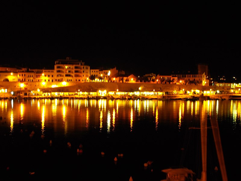 File:Cales Font Es Castell Minorca night II - panoramio.jpg