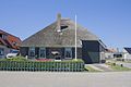 Stolpboerderij aan het Dorpsplein, Callantsoog. Een van de laatste bewaardgebleven duinboerderijen.