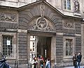 Détail du portail à bossages piquetés de l'hôtel Carnavalet (Paris).