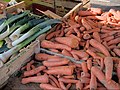 Carottes et poireaux de la ferme Grandjard au marché de la place Albert Thomas.jpg