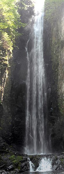 Vista frontale della cascata