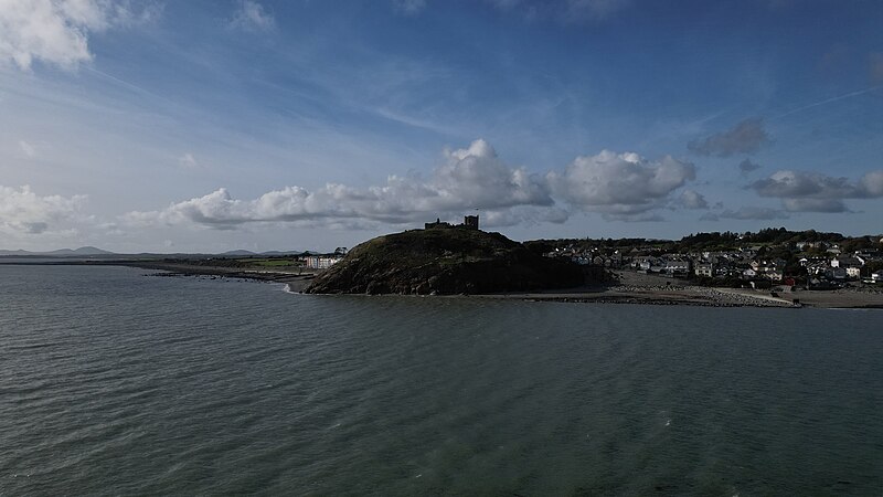 File:Castell Cricieth o'r awyr yn 2023 - Cricieth Castle from a drone - Welsg built castle in Gwynedd, Wales 36.jpg