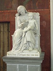 Photographie d'une statue en marbre de la Vierge à l'Enfant