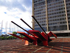 Fachada sur y escultura Nave espacial de Eduardo Ramírez Villamizar