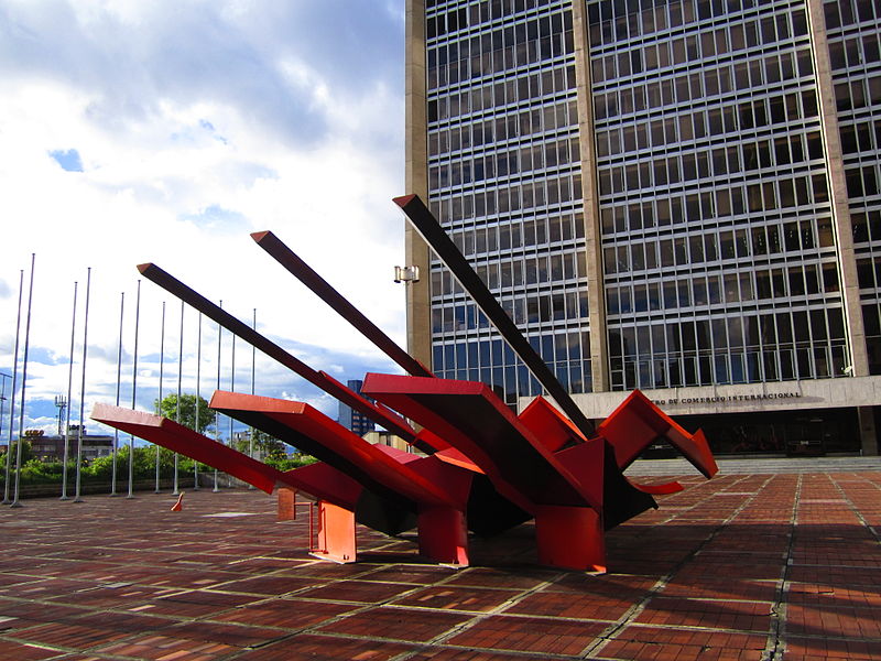 File:Centro de Bogotá Ramírez Villamizar escultura Nave Espacial.JPG