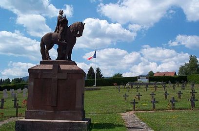 Военное кладбище со статуей Жанне д’Арк