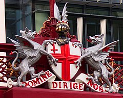City coat of arms, Holborn Viaduct (cropped).jpg