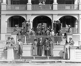 Kelas pertama dari anak perempuan dan instruktur mereka di Alberta Wanita Perguruan tinggi. Tahun 1913. Red Deer dan Arsip Kabupaten.