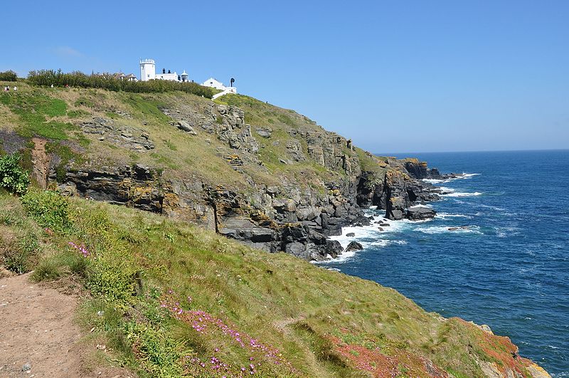 File:Cliffs below the Lizard Lighthouse (8147).jpg