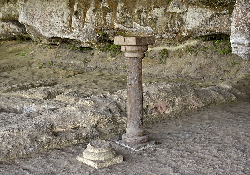 File:Colonne bois Roque Saint Christophe.jpg