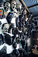 Masks na kasuwanci na siyarwa a cikin wani shago a cikin kasuwar Mwenge Makonde, Dar es Salaam