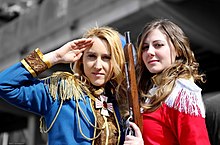 Due cosplayer di Oscar con le uniformi della guardia francese e della guardia reale