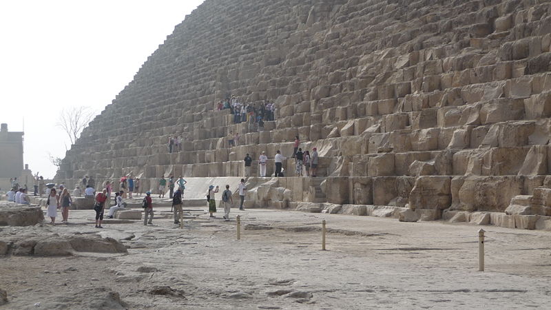 File:Crowd lining up at Khufu.jpg