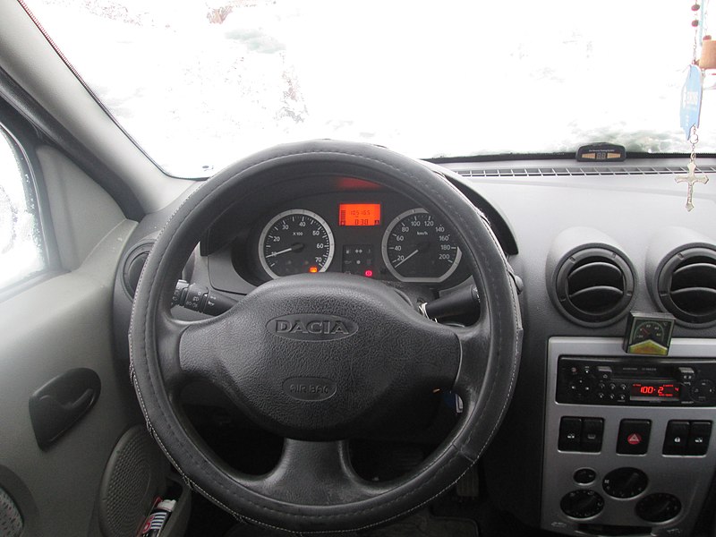 File:Dacia Logan dashboard (2004-2008).jpg