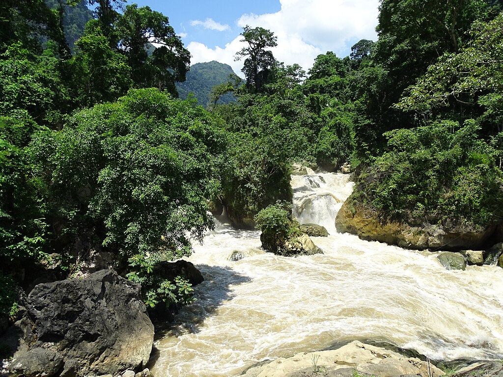 Dau Dang Waterfall - Near Ba Be Lake - Ba Be National Park - Vietnam (48102296396)