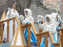 Marie-Ève Janvier sebagai bintang peri Santa Claus parade 2015