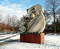 Skulptur Dicker Mann frisst Maus am Platz von WP Eberhard Eggers, 1992–1997