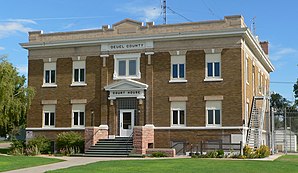 Das Deuel County Courthouse, gelistet im NRHP Nr. 89002239[1]
