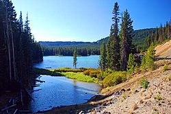 Jezero Devils (scénické snímky Deschutes County, Oregon) (desDA0056a) .jpg