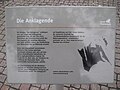 Deutsch: Tafel mit einem erläuternden Text zur Skulptur „Die Anklagende“ auf dem Schlossplatz in Oranienburg. Die Tafel steht links neben der Skulptur und ist auf dem Bild der Skulptur knapp außerhalb des Bildausschnitts