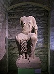 Gallo-Romersk staty som hittades på botten av floden Sirène 1953. Statyn avbildar möjligen gudinnan över floden Seine - Sequana.