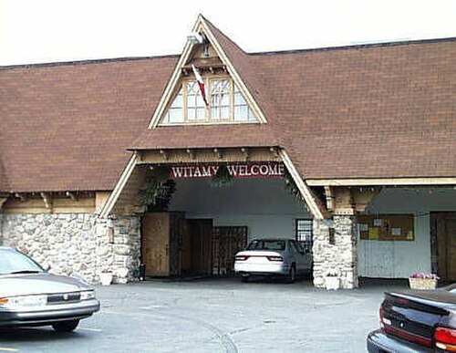 The seat of the Polish Highlanders Alliance of North America along Archer Avenue just northwest of its intersection with Pulaski.