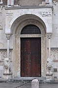 Portail central roman de la cathédrale de Modène, Italie, XIIe siècle.