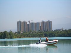 Hồ Sayran, tọa lạc ở phía tây thành phố