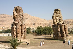 Colossi of Memnon makalesinin açıklayıcı görüntüsü