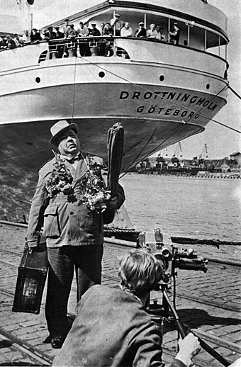 Swedish actor and singer Edvard Persson at Gothenburg in August 1946, about to board Drottningholm