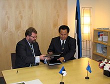 Eesti suursaadik ÜRO juures Margus Kolga sõlmis Tuvalu suursaadikuga ÜRO juures Afelee F. Pitaga Eesti ja Tuvalu vahelised diplomatilised suhted. 25.05.2011 (5761374190) .jpg