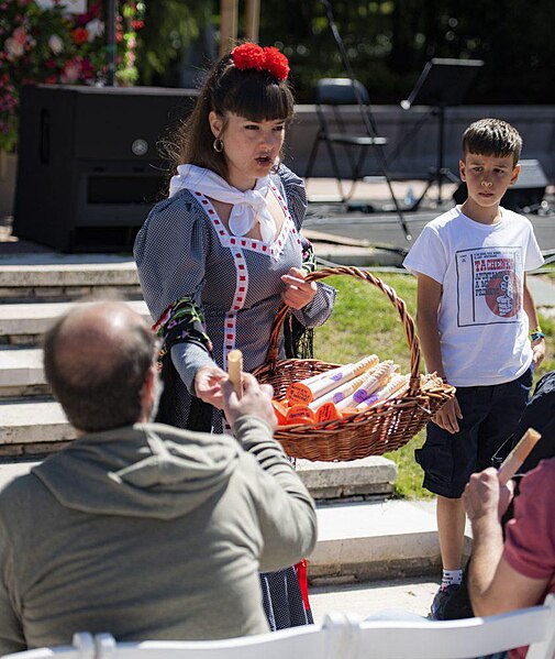 File:El folklore baila en Las Visitillas y la música clásica y el teatro infantil se cuelan en la Pradera y Plaza de Oriente 16.jpg