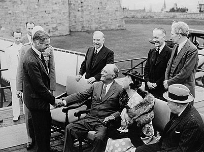 Prezident Roosevelt se zdraví s britským ministrem zahraničí Anthonym Edenem