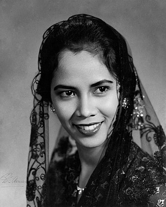 Foto promocional assinada pela atriz e cantora indonésia Farida Arriany, c. 1960. (definição 3 649 × 4 543)