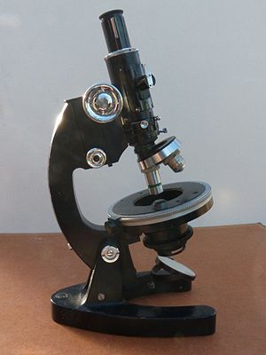 Fine rotative table Microscope 5 (12996283235).jpg
