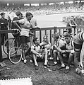 Finish Parijs. Renners van de Nederlandse ploeg rusten uit bij een hek. Vlnr. Ge, Bestanddeelnr 905-2283.jpg