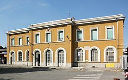 Estación de tren de Fiorenzuola d Arda al lado de la carretera.JPG