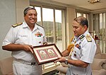 Miniatuur voor Bestand:Flag Officer Commanding in Chief, ENC presenting memento to visiting Navy Chief of Bangladesh Navy (1).jpg