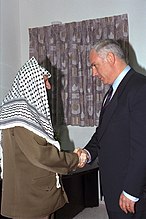 לחיצת יד בין ראש ממשלת ישראל בנימין נתניהו ליו"ר הרשות הפלסטינית יאסר ערפאת, בפגישה שנערכה בין השניים במעבר ארז, ספטמבר 1996
