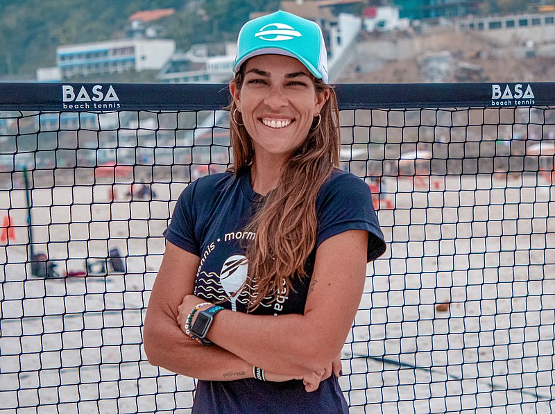 Ex-melhor do mundo no beach tennis, Samantha hoje tem a própria escola